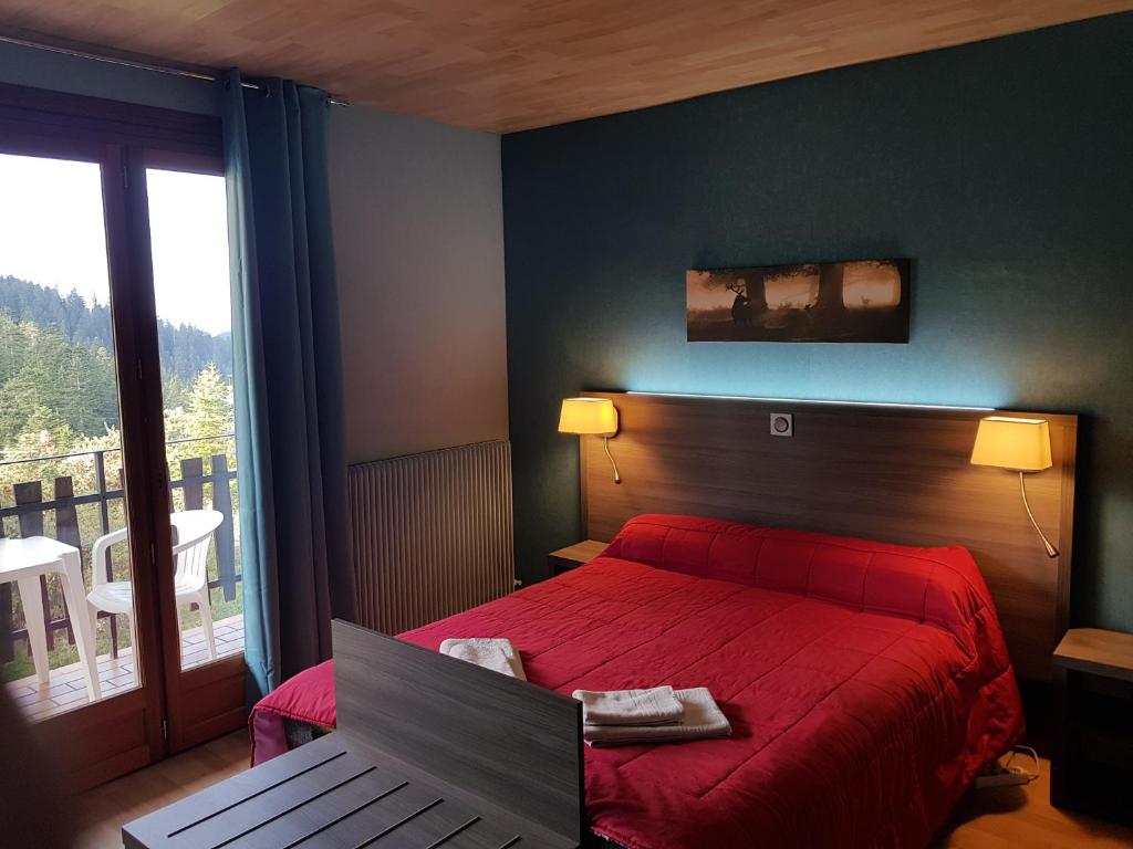 Chambre double mur vert for&ecirc;t avec balcon panoramique sur la montagne